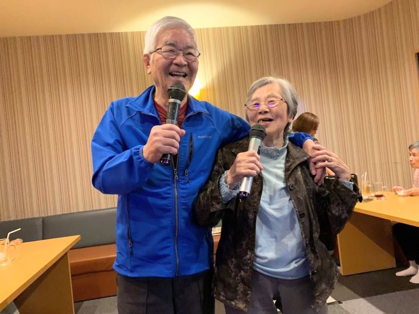 楽しそうに歌う二人