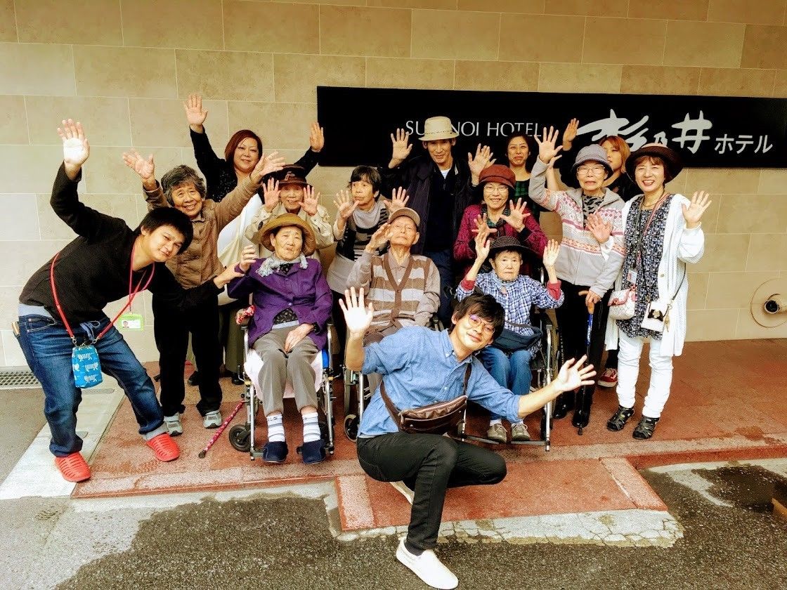 みんなで手を振る集合写真