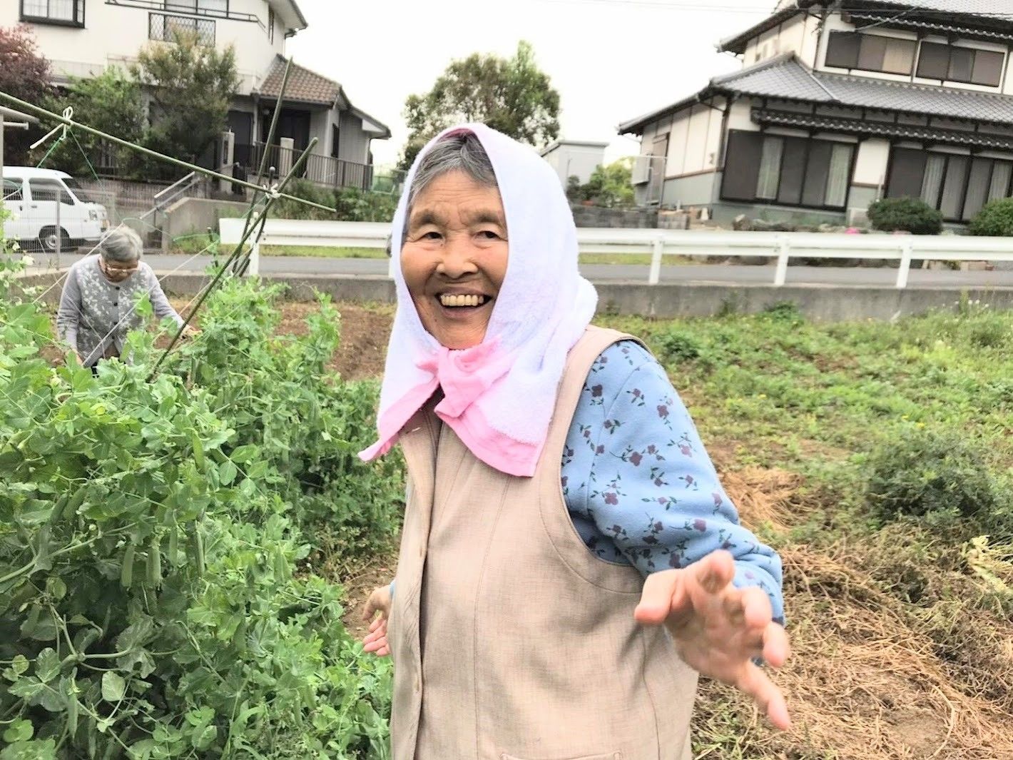 笑顔で作業する畑