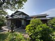緑に囲まれた建物の外観