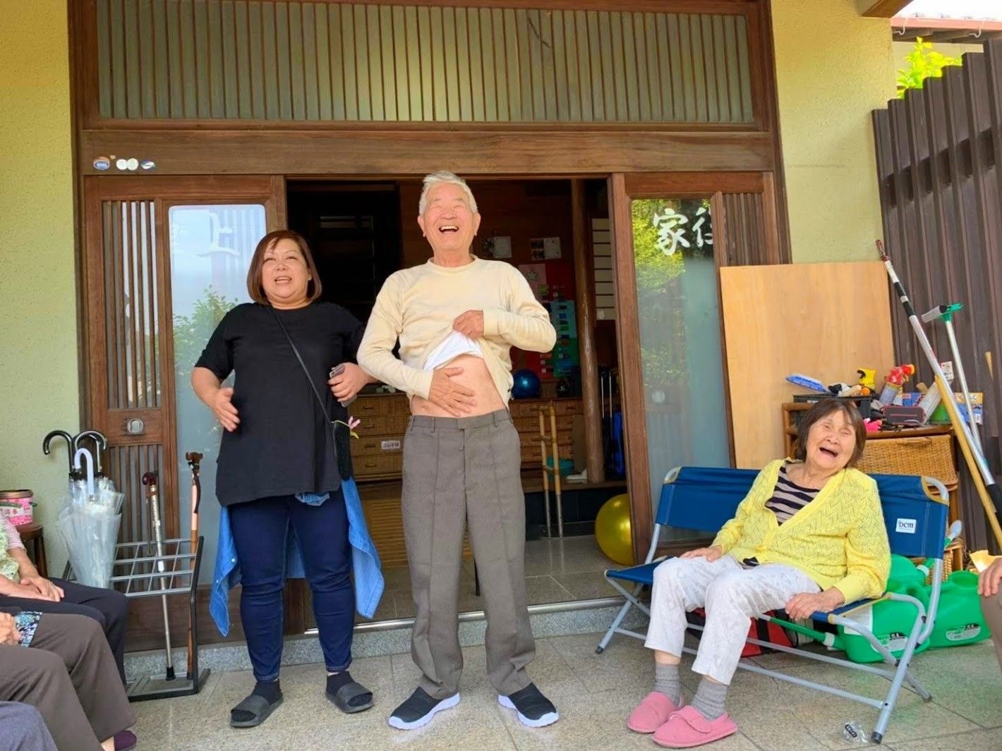 笑顔の集う玄関前