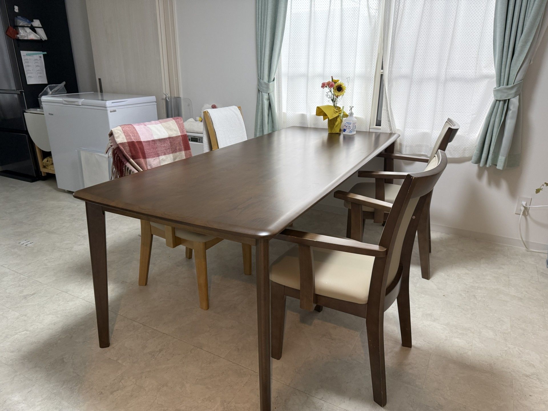 日差しが差し込むテーブル