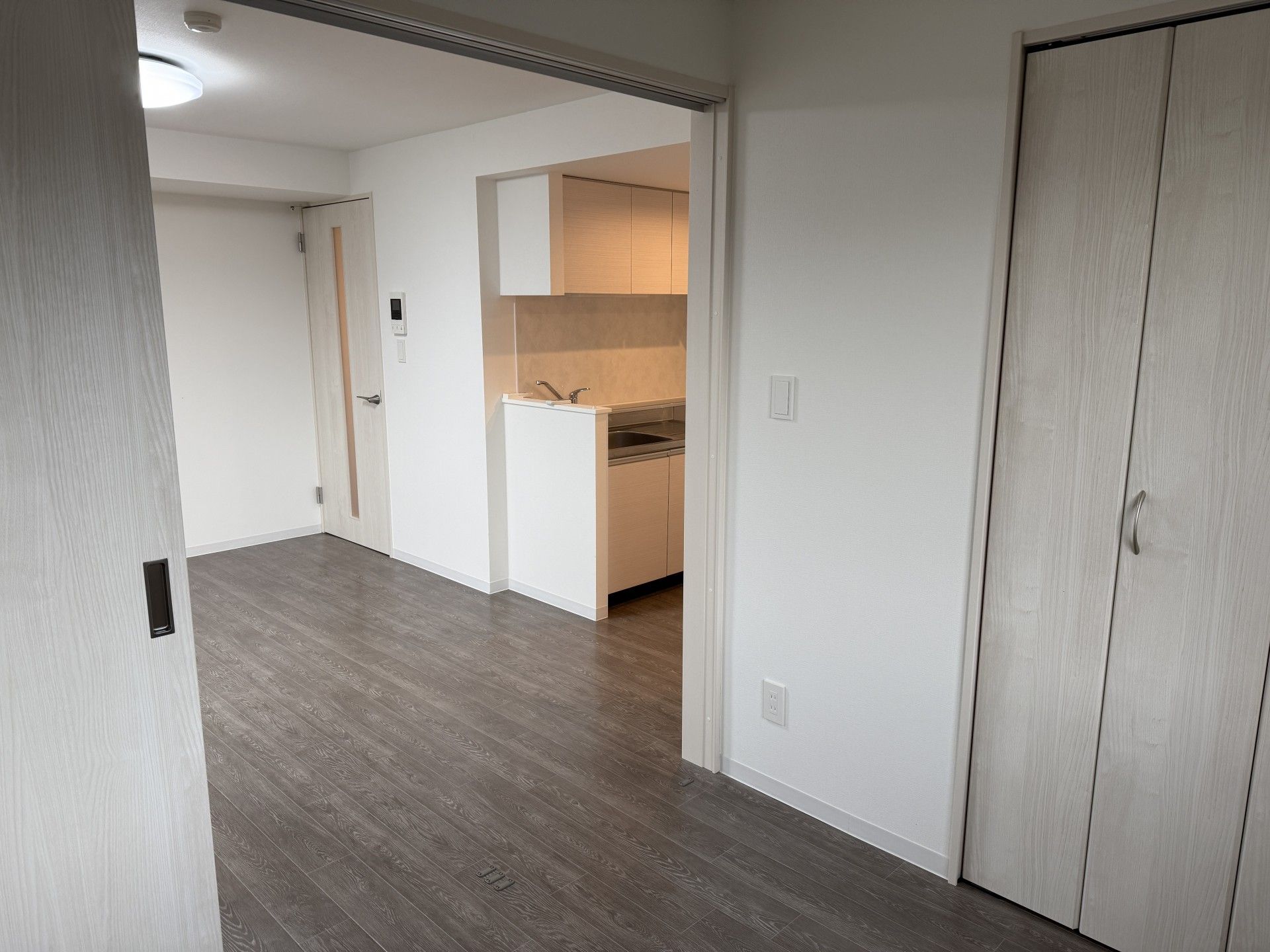 明るい居室とキッチン