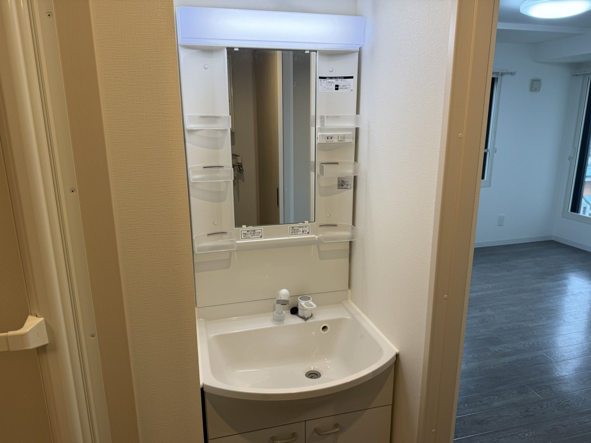 洗面台と明るい部屋