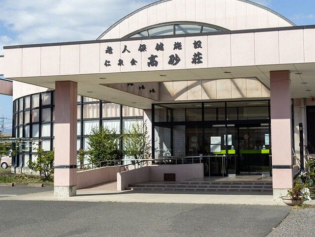 広い玄関の建物外観