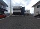 広々とした駐車場のある建物外観
