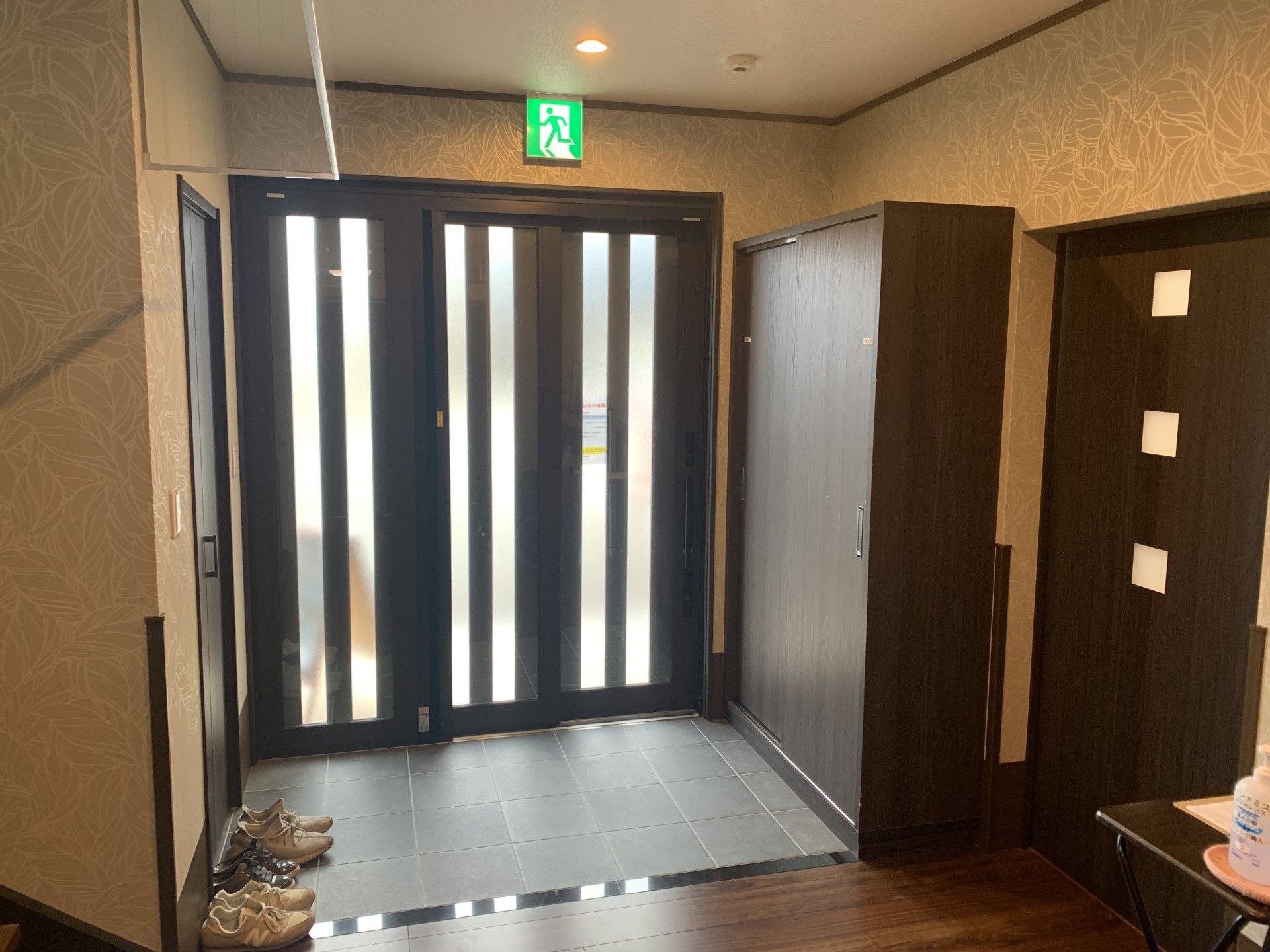 明るく清潔なエントランス
