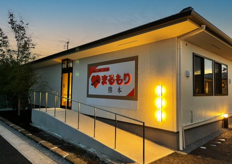 夕暮れ時の建物外観