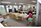 活動中の明るい部屋
