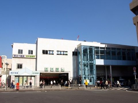 施設へは、鉄道でもお越しいただけて便利である。最寄り駅の駅舎には、車椅子対応エレベーターが設置されている。