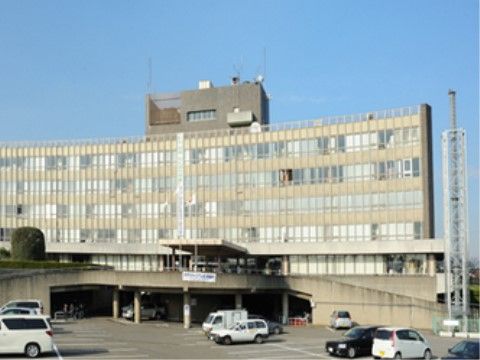 施設の徒歩圏内に各種手続きができる市役所がある。建物前に広々とした駐車場が設けられているので、車で行くことも可能。