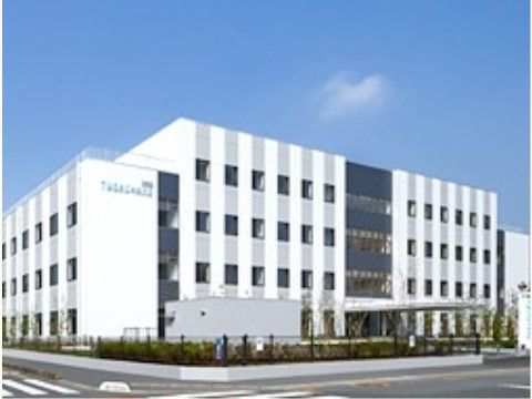 施設は、複数の診療科が揃っている病院と医療提携している。４階建ての大きな病院へは、徒歩で行くことができる。