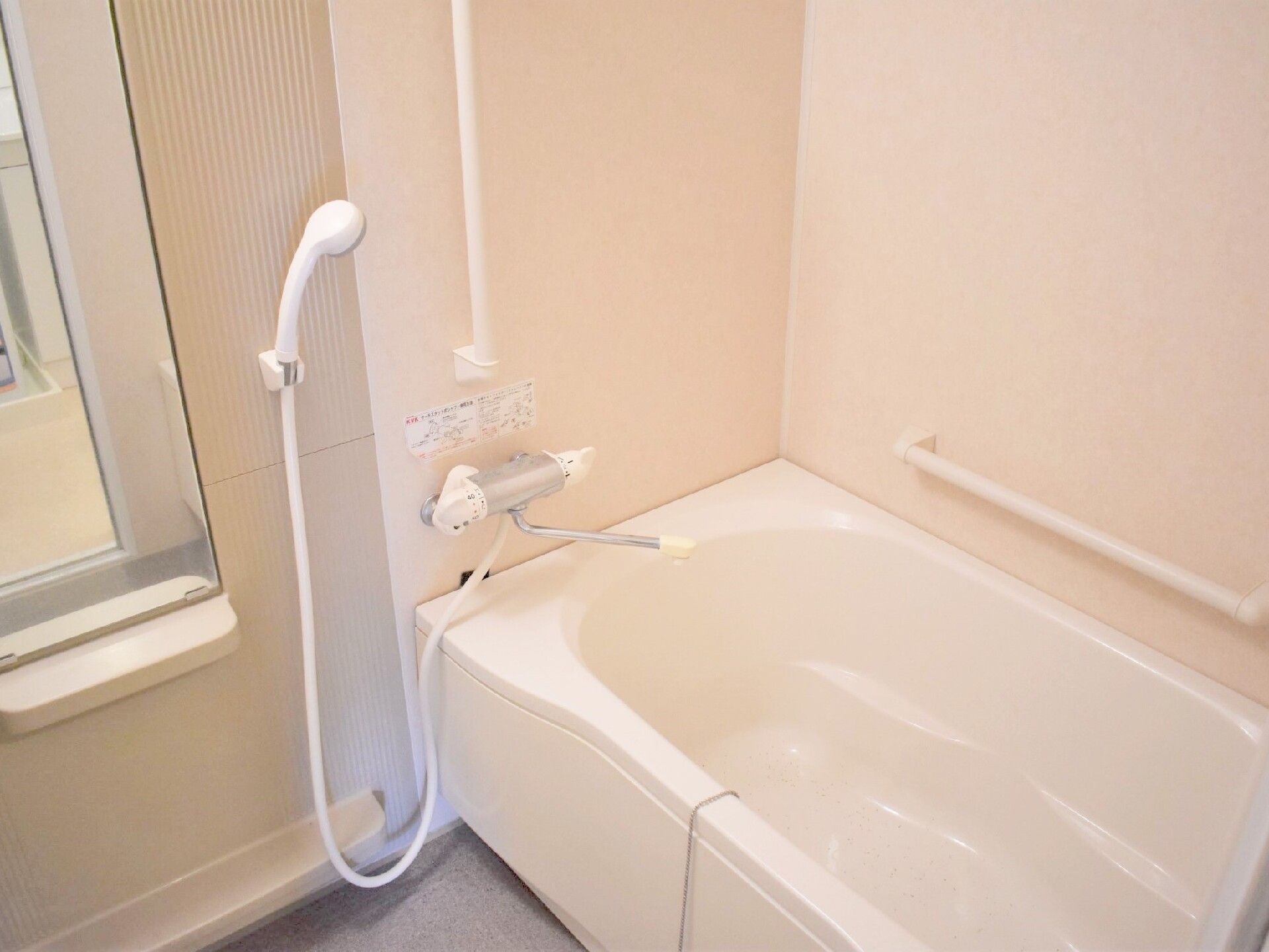 浴室には、手すりが備え付けられた浴槽が設置されている。大きな窓が設けられており、湯船に浸かりながら外の景色を眺めることができる。