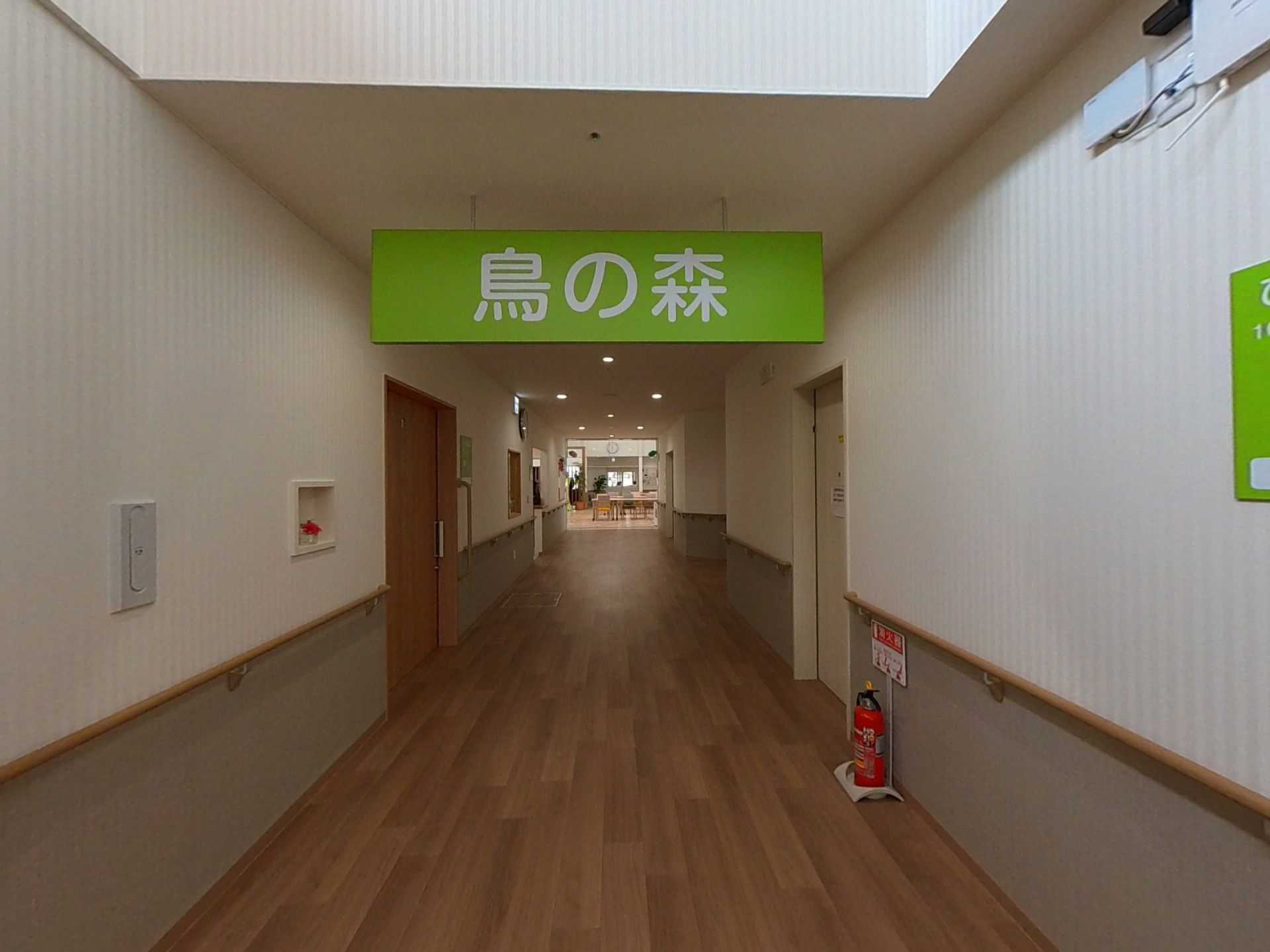 明るい廊下の風景
