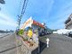 広々とした駐車場の入口