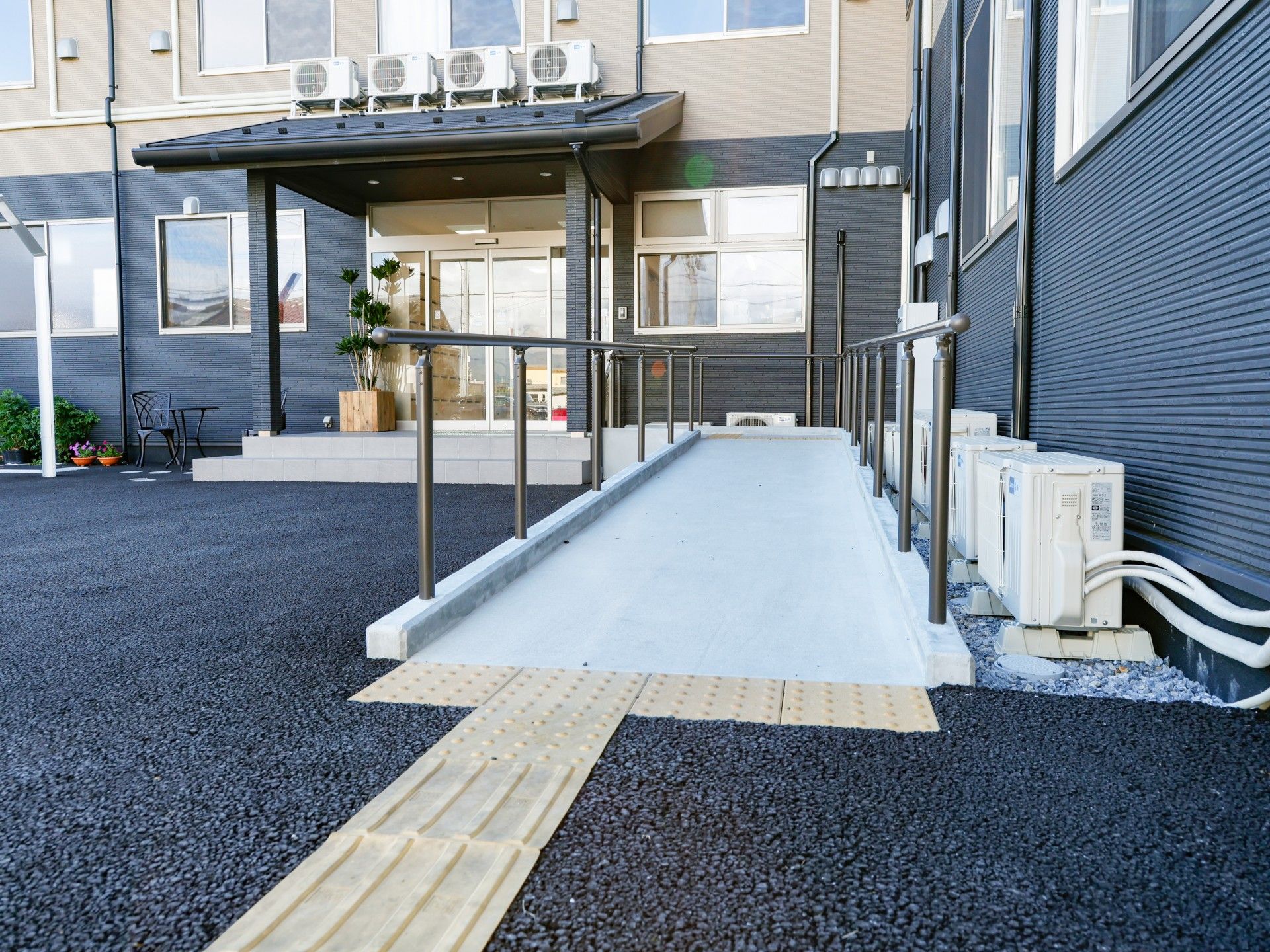 バリアフリーの入口通路