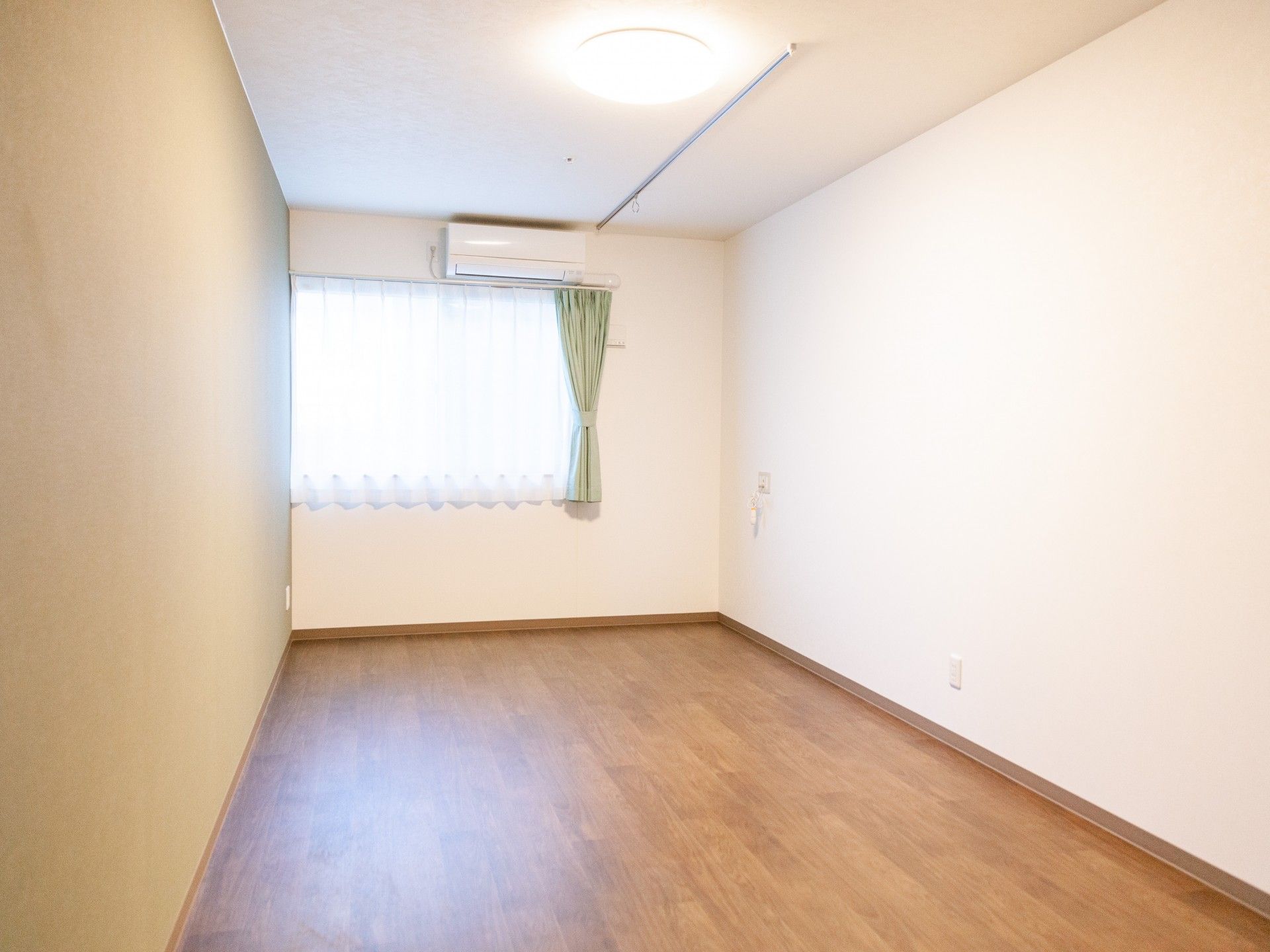 利用者とスタッフの散歩風景