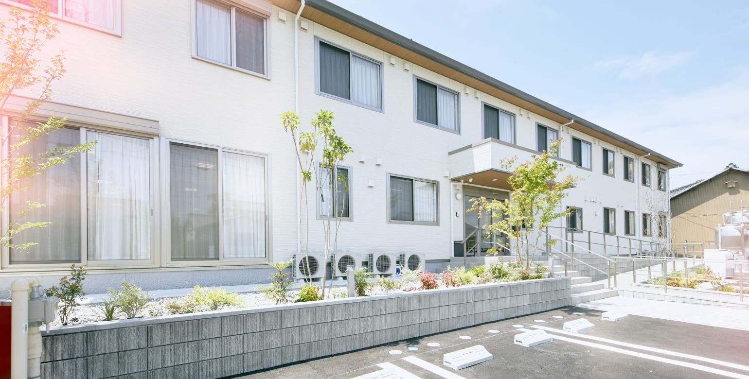 緑豊かな建物の外観