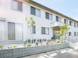 緑豊かな建物の外観