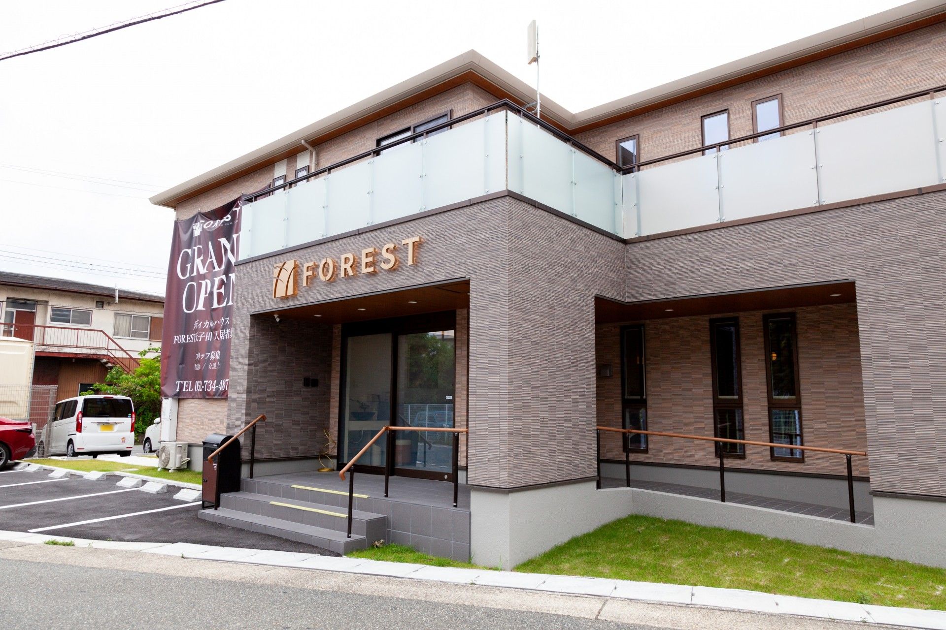 新規オープンの建物正面