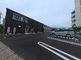 広々とした駐車場のある建物