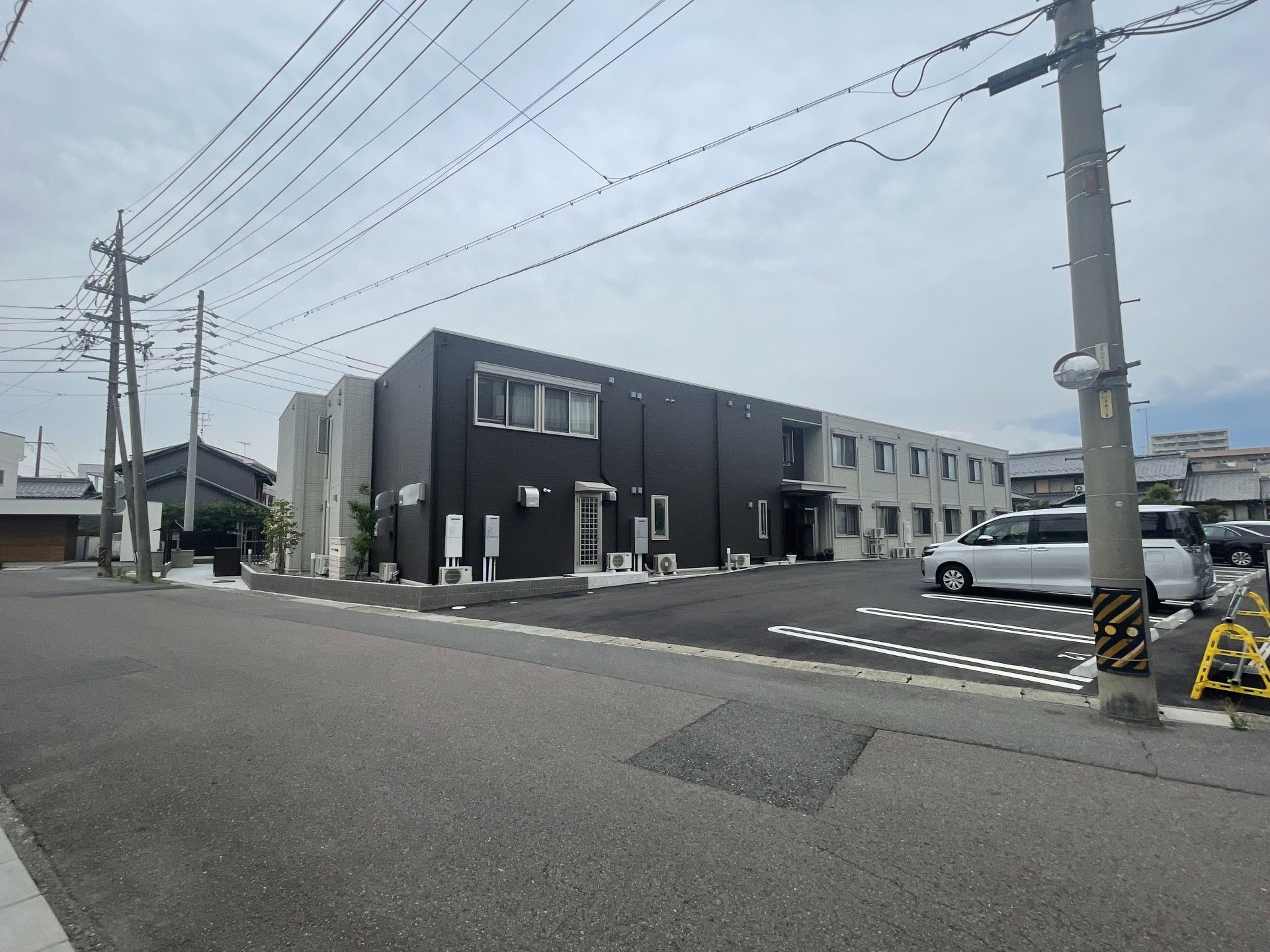 車いすに乗っている男性と寄り添う介護スタッフ