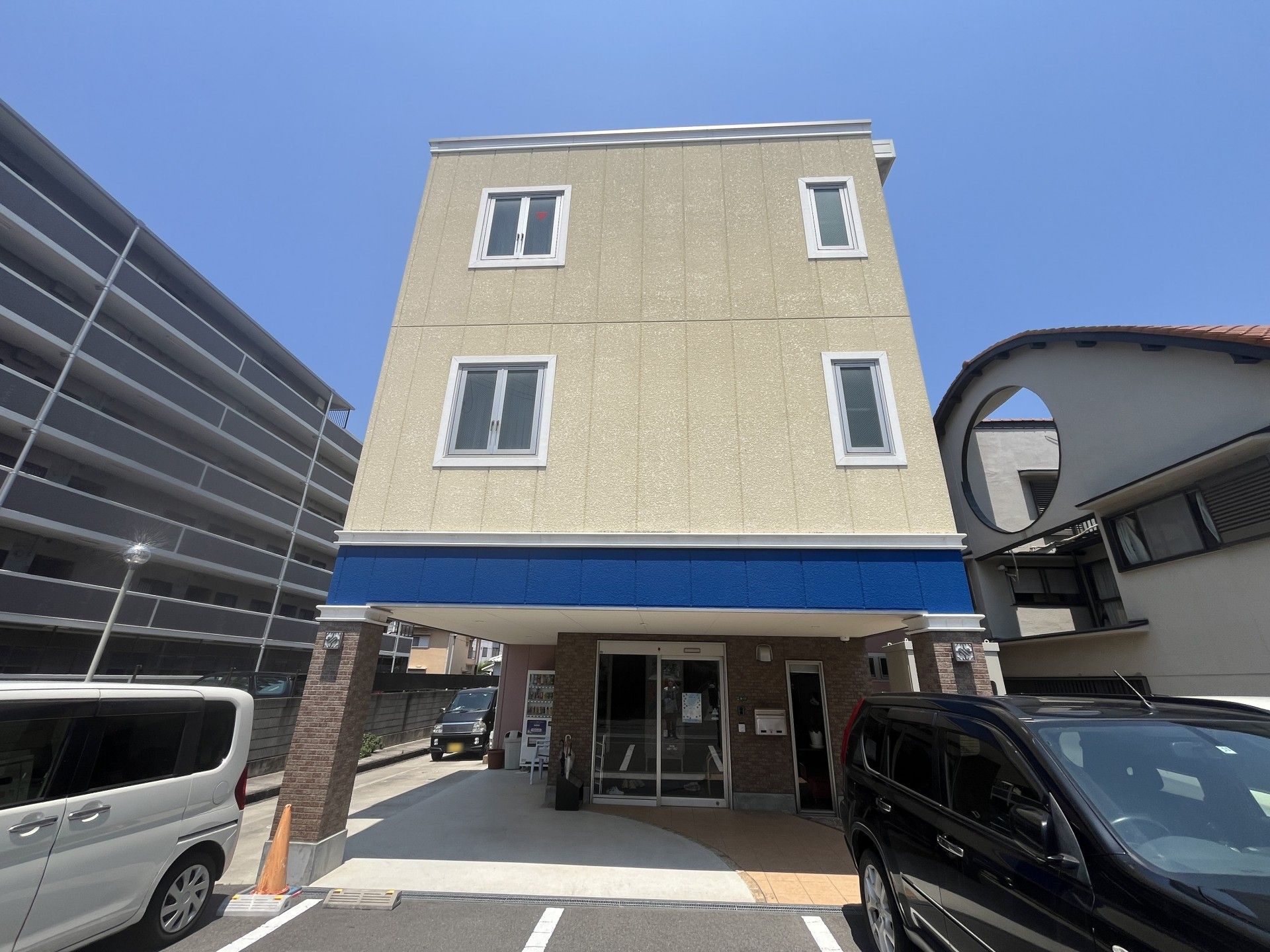 明るい入口の建物