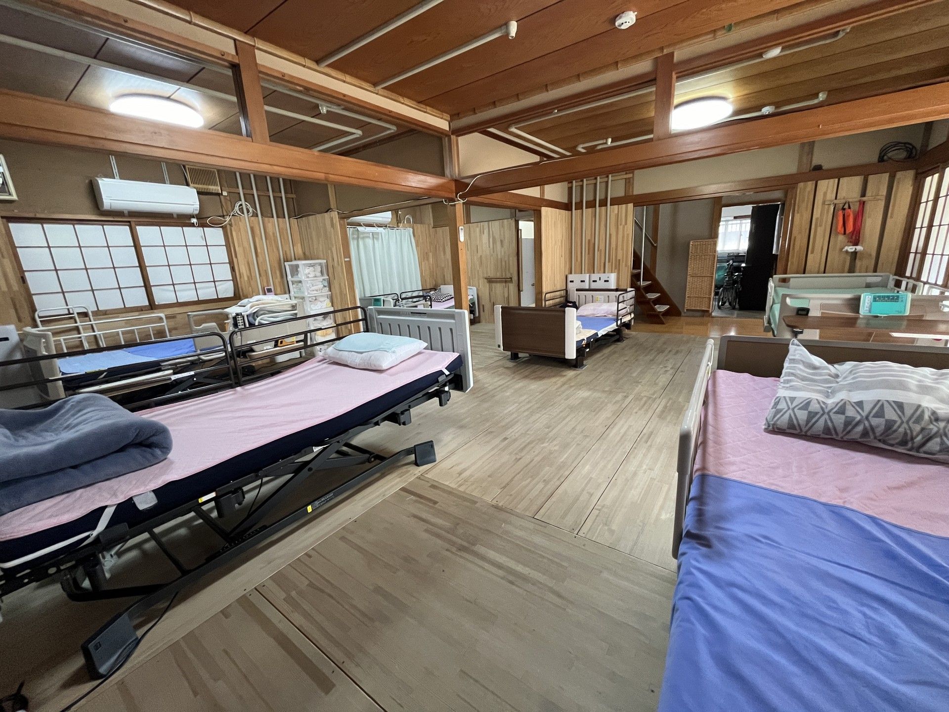 庭で交流する男女