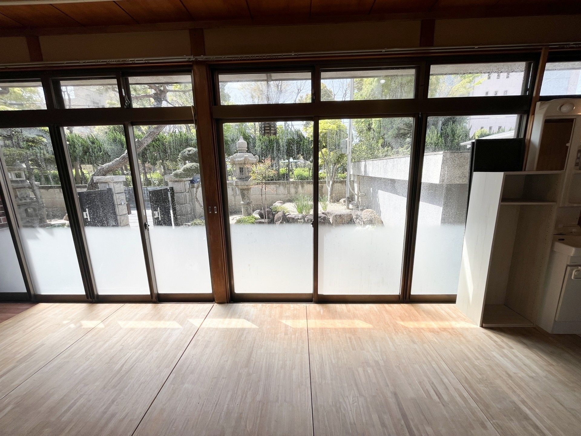 明るい庭園の見える部屋