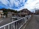 静かな住宅街の通り風景