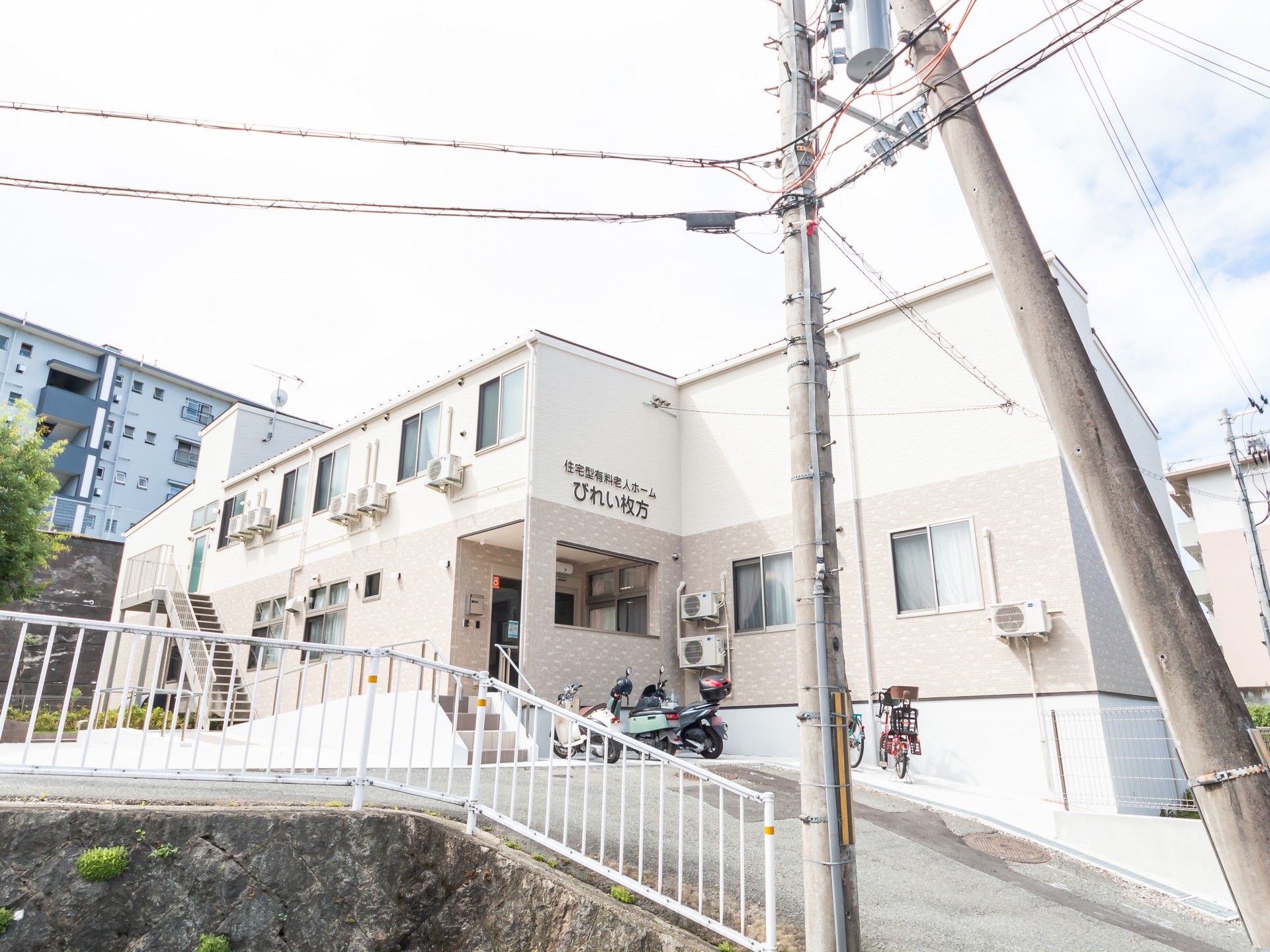 明るい外観の建物