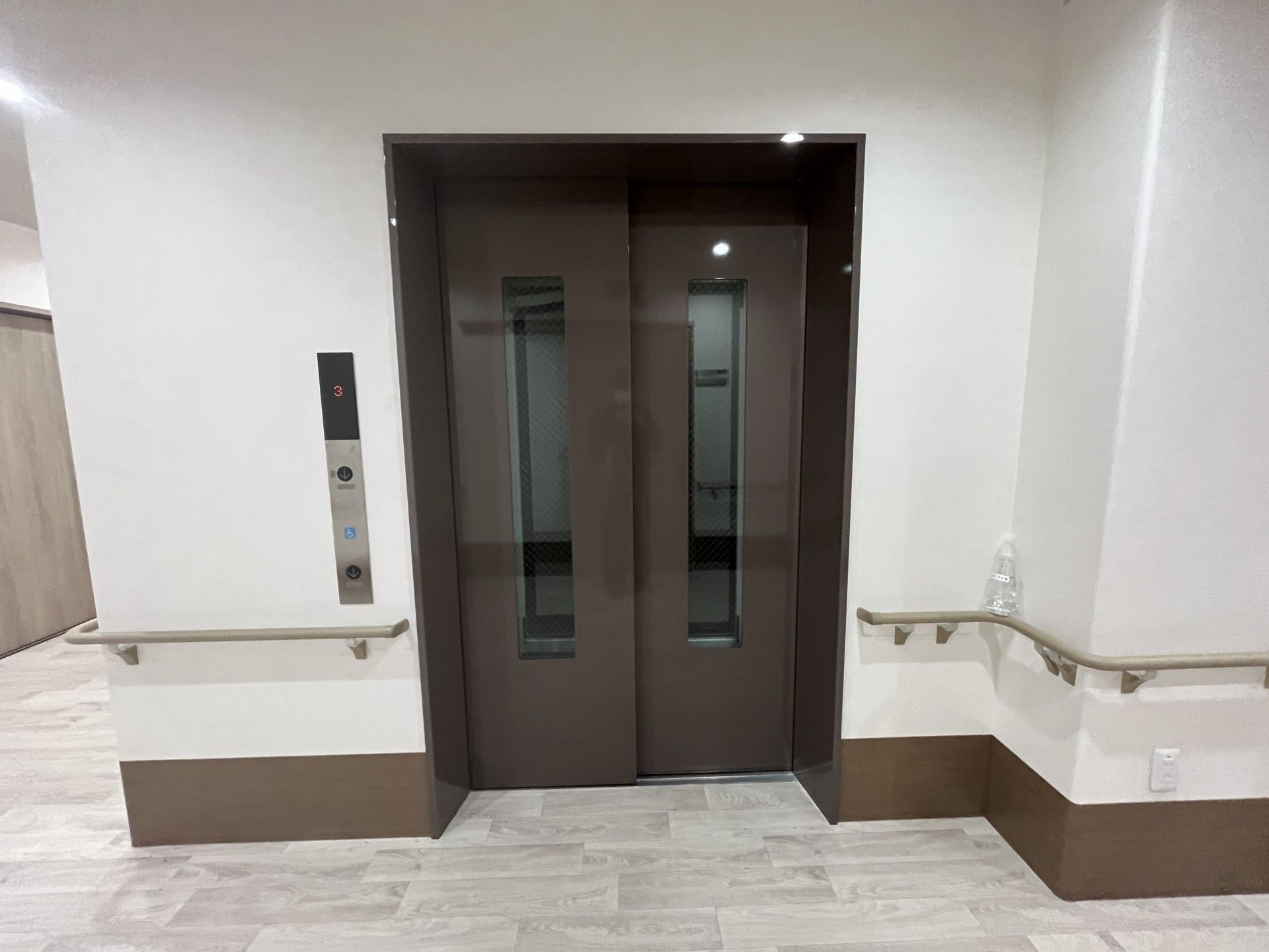 安全なエレベーター前