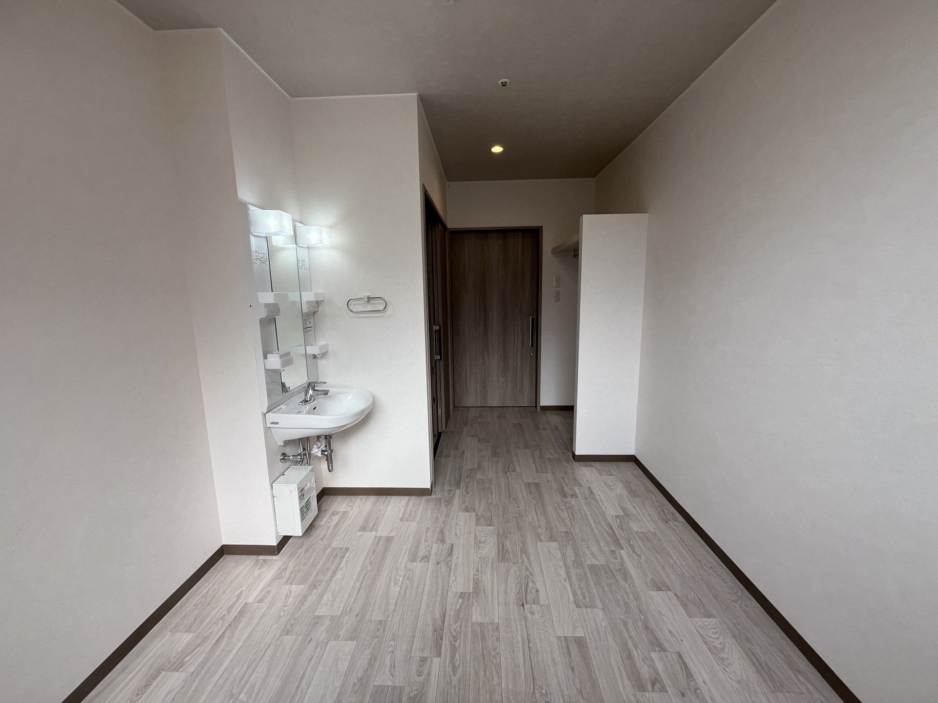 シンプルな居室の洗面台