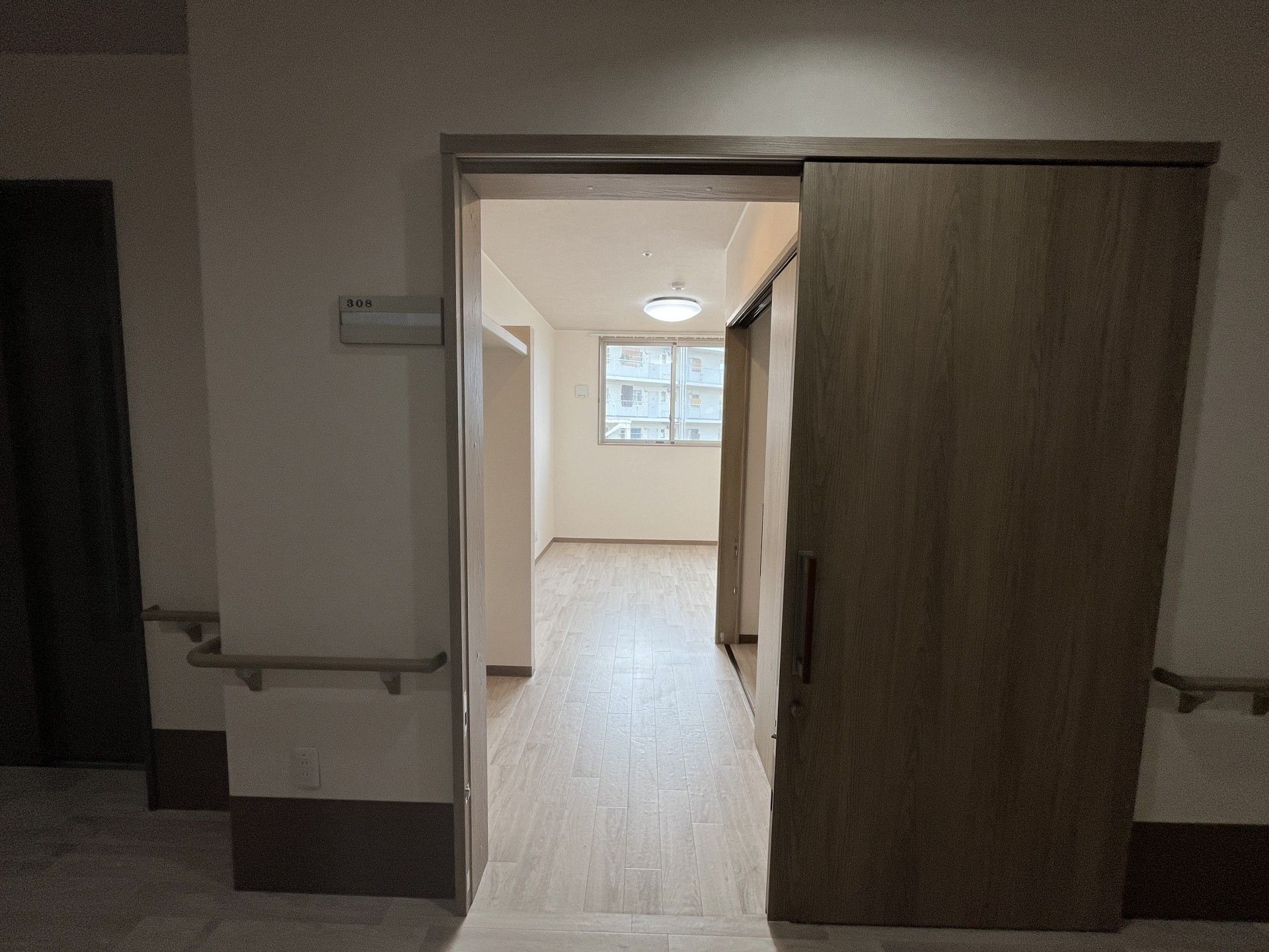 明るい部屋の入口