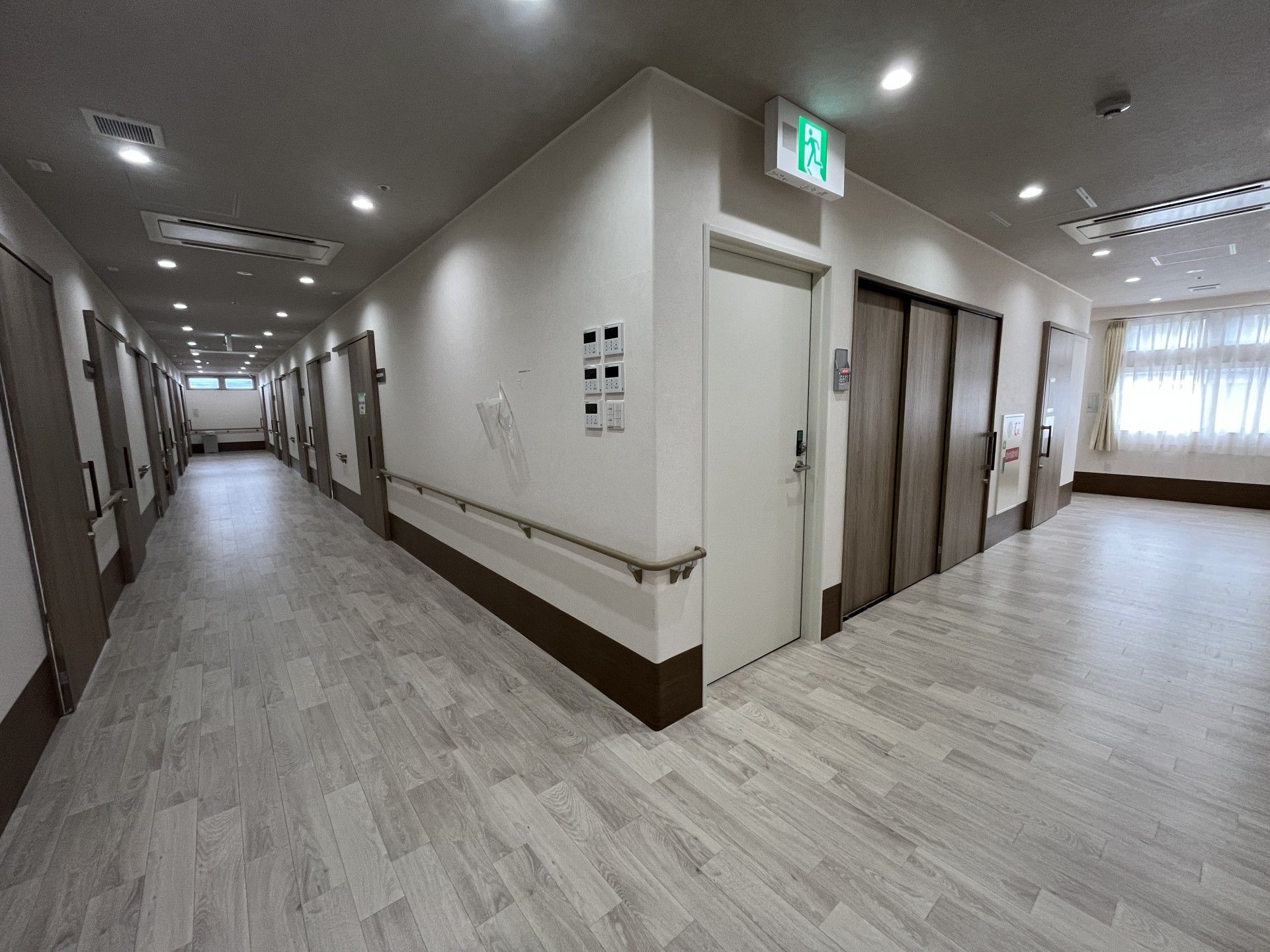 明るい廊下と扉