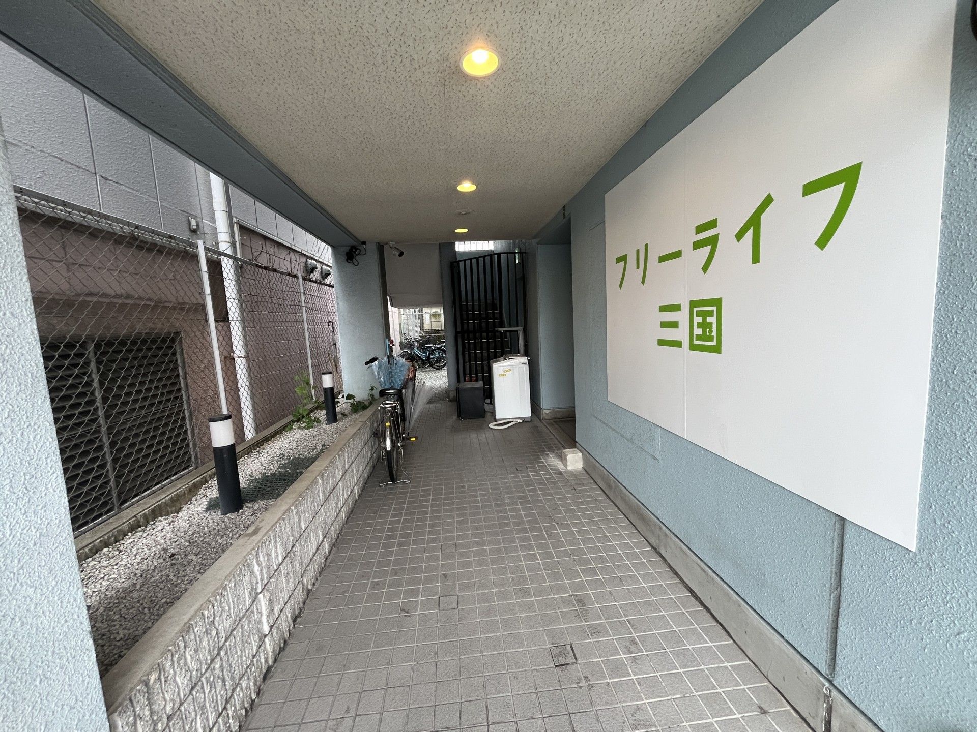 明るいエントランス通路
