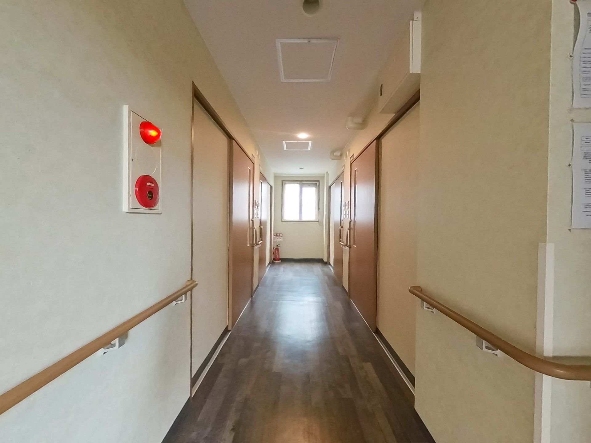 安全な手すり付き廊下