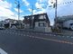 静かな通り沿いの建物外観