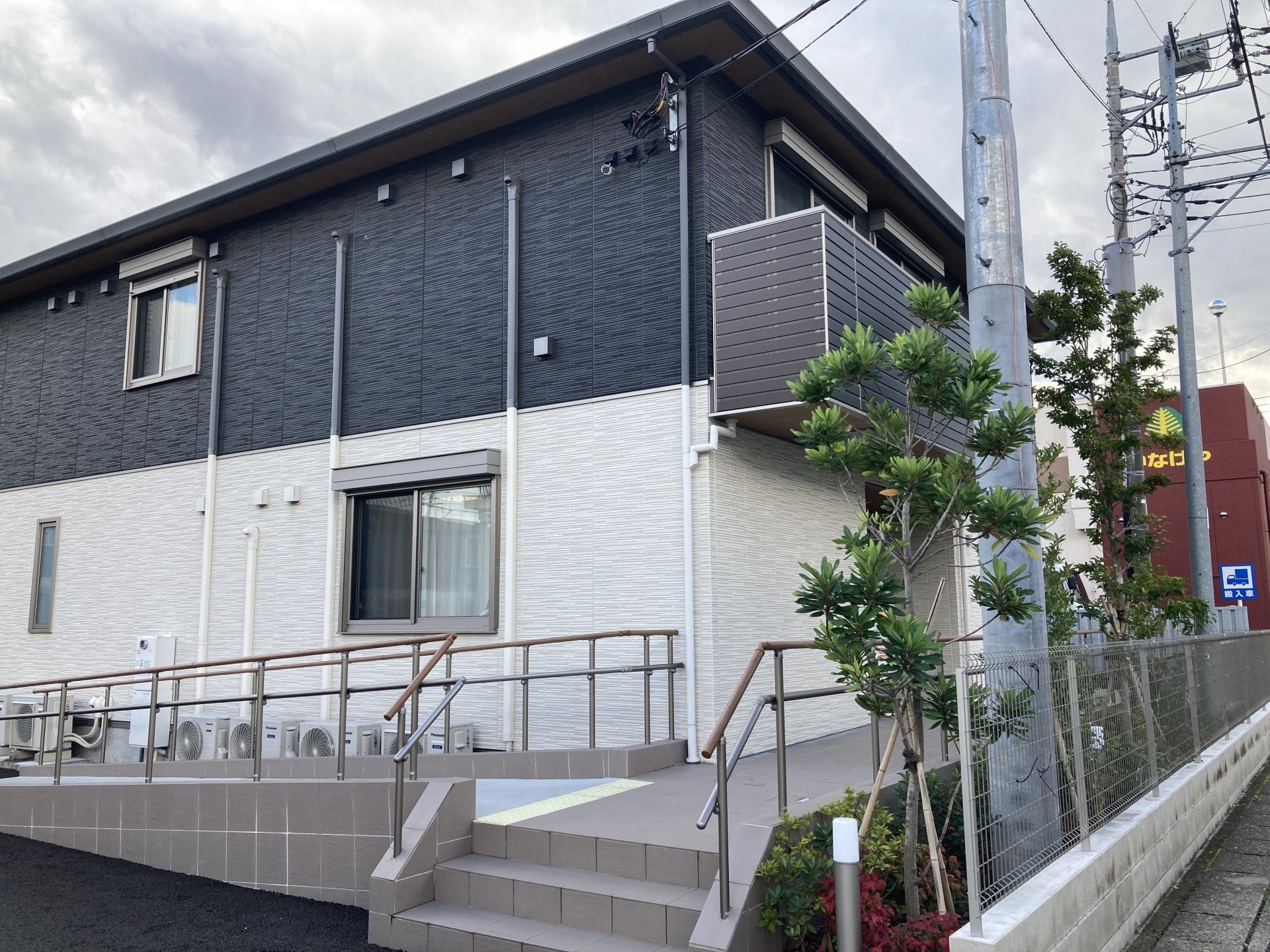 スロープ付きの建物外観