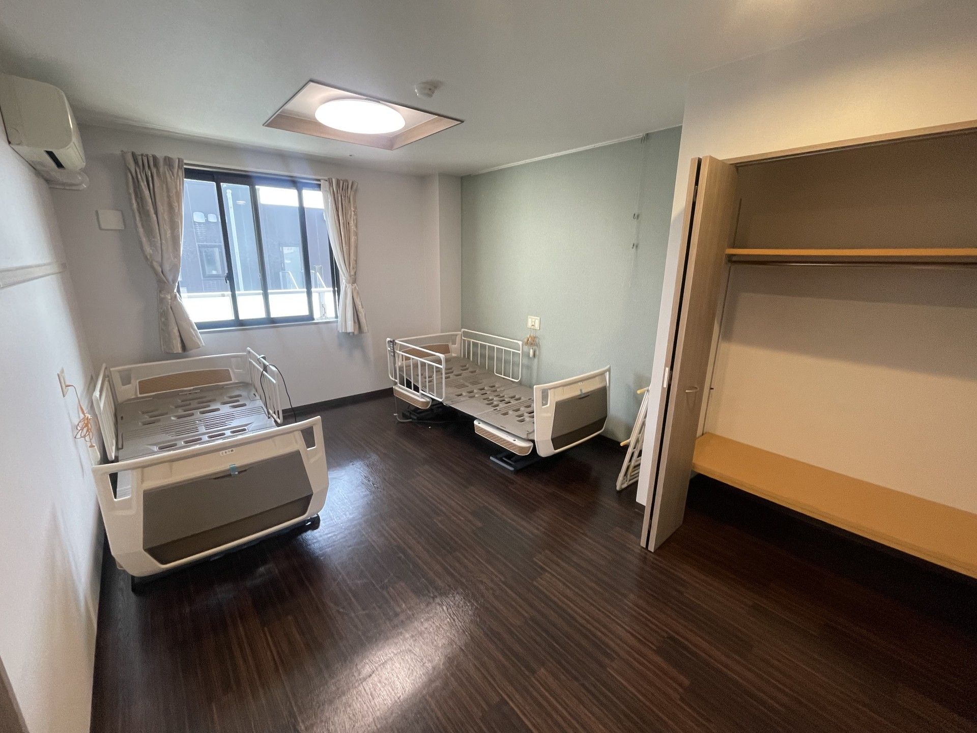 窓際の二人部屋