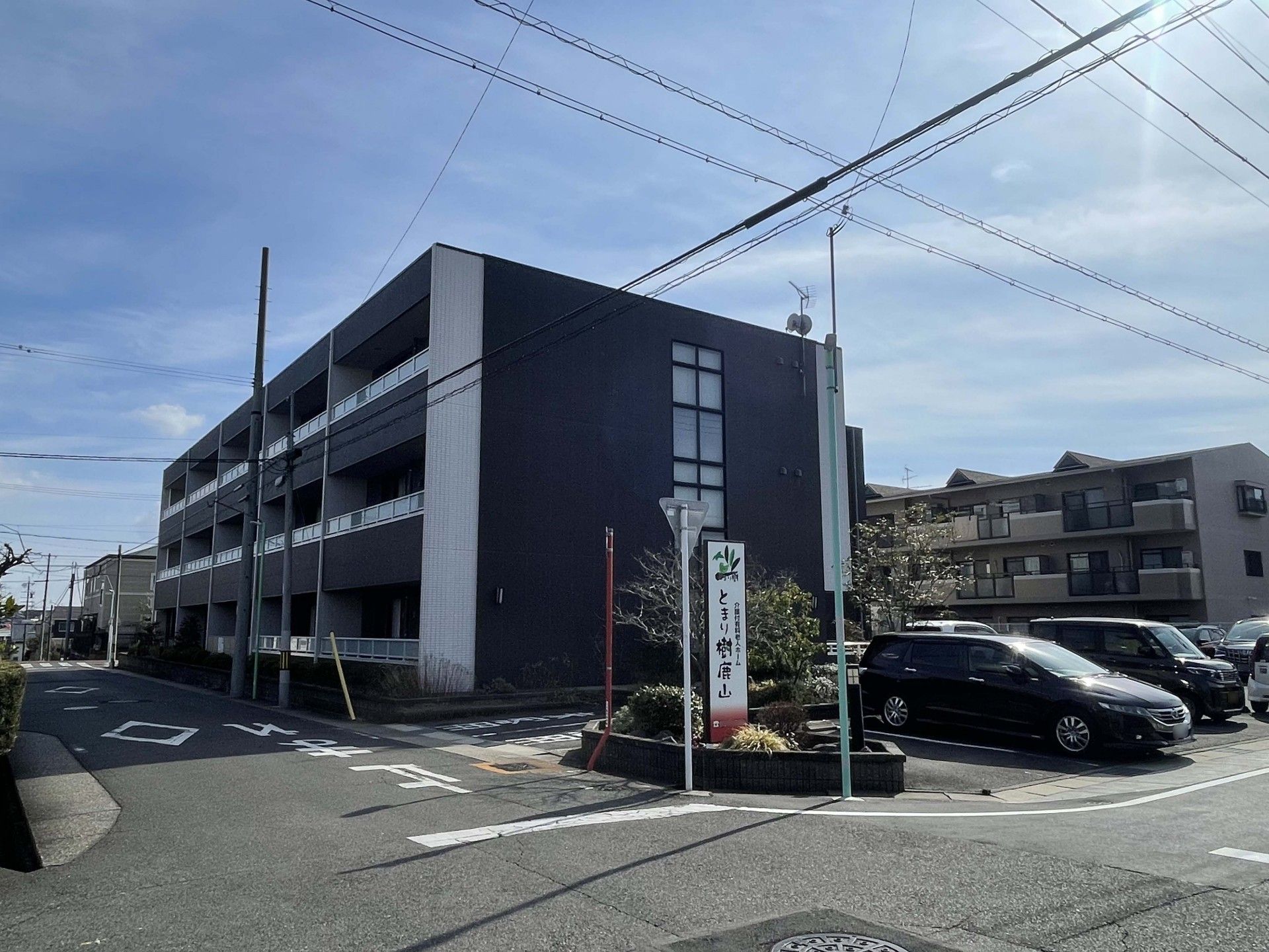 落ち着いた外観の建物