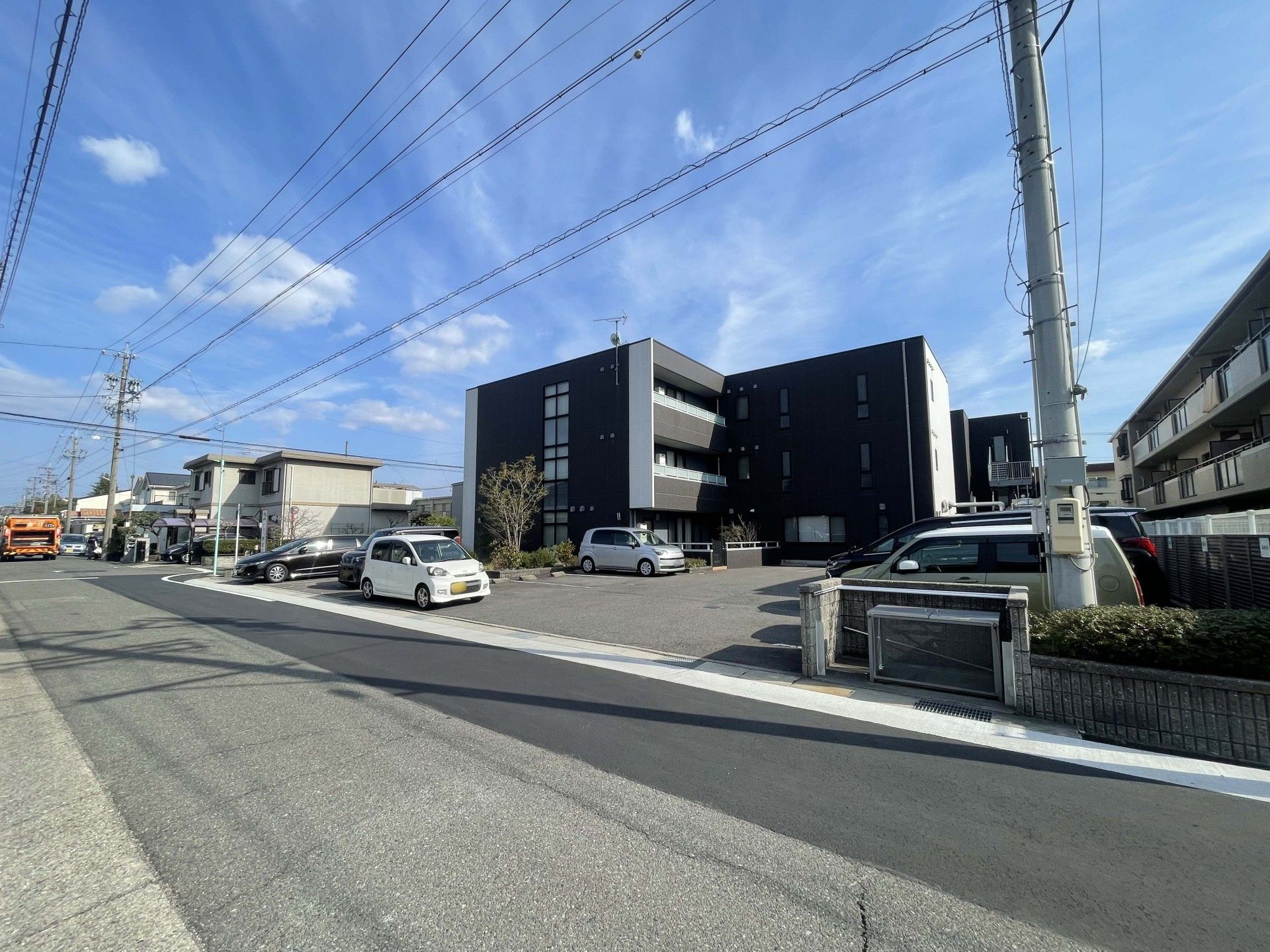 落ち着いた外観の建物