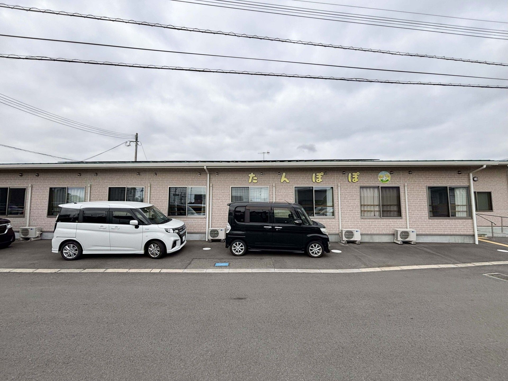 駐車場のある建物外観