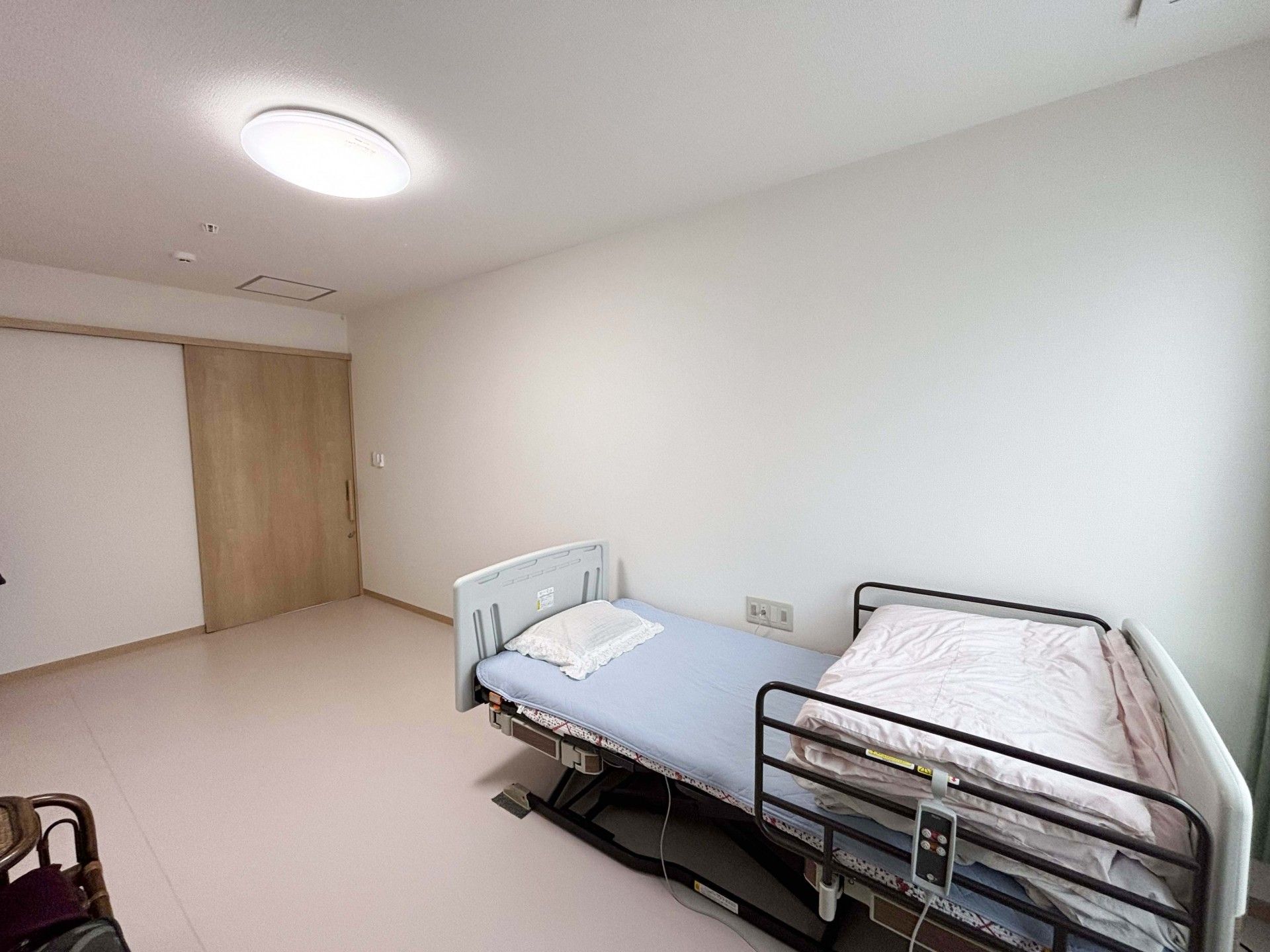 シンプルな個室のベッド