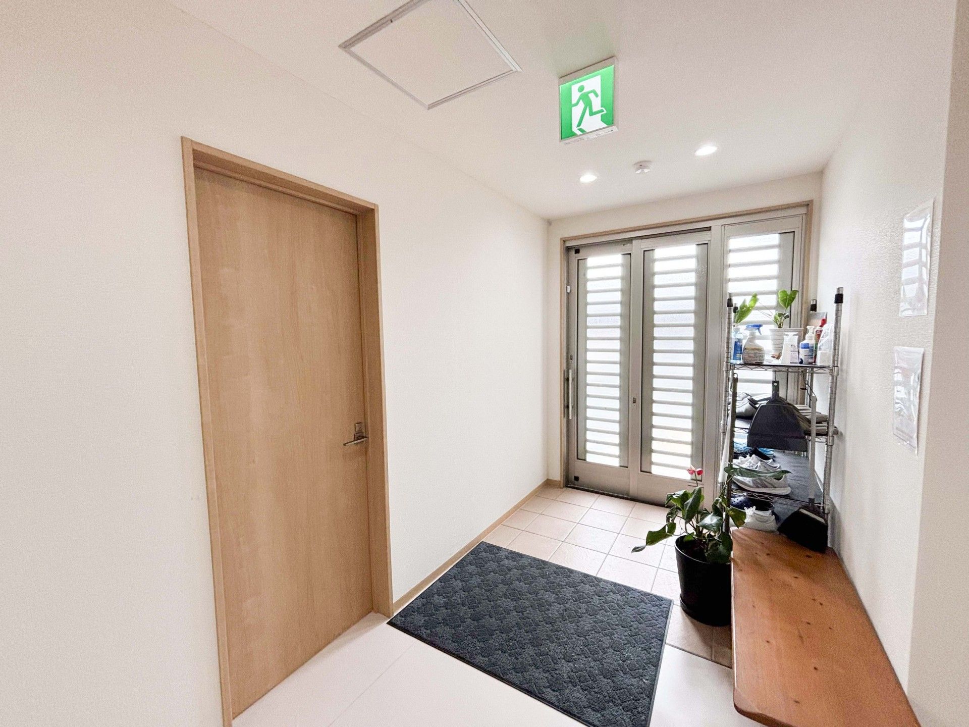 明るい玄関の様子