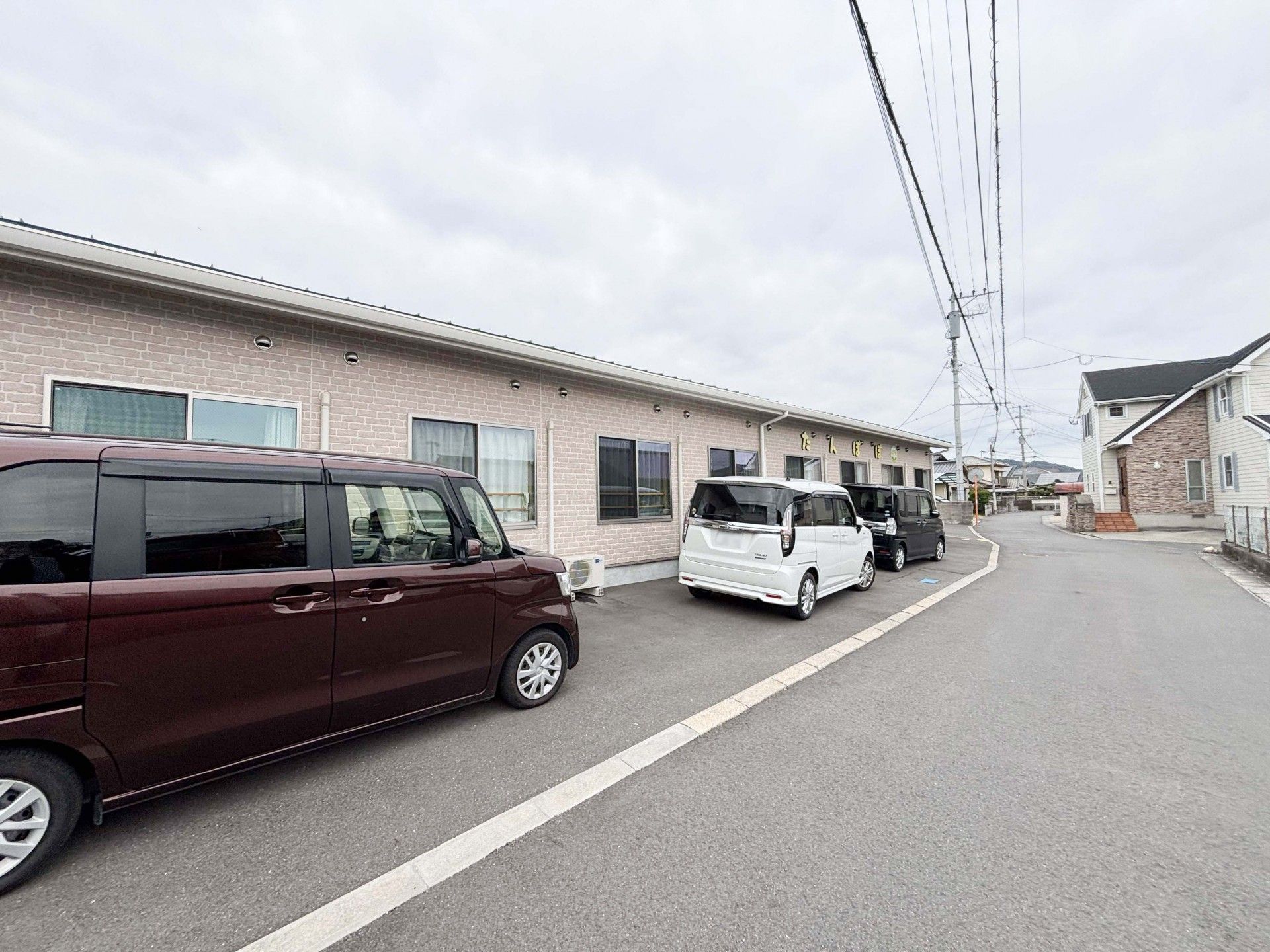 駐車場のある建物外観