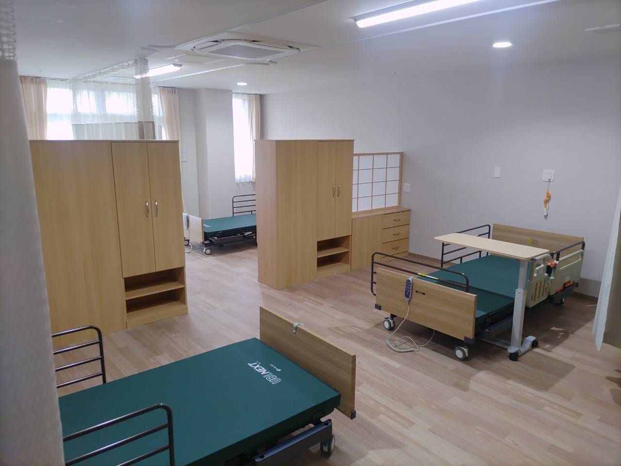 ベッドと収納のある部屋
