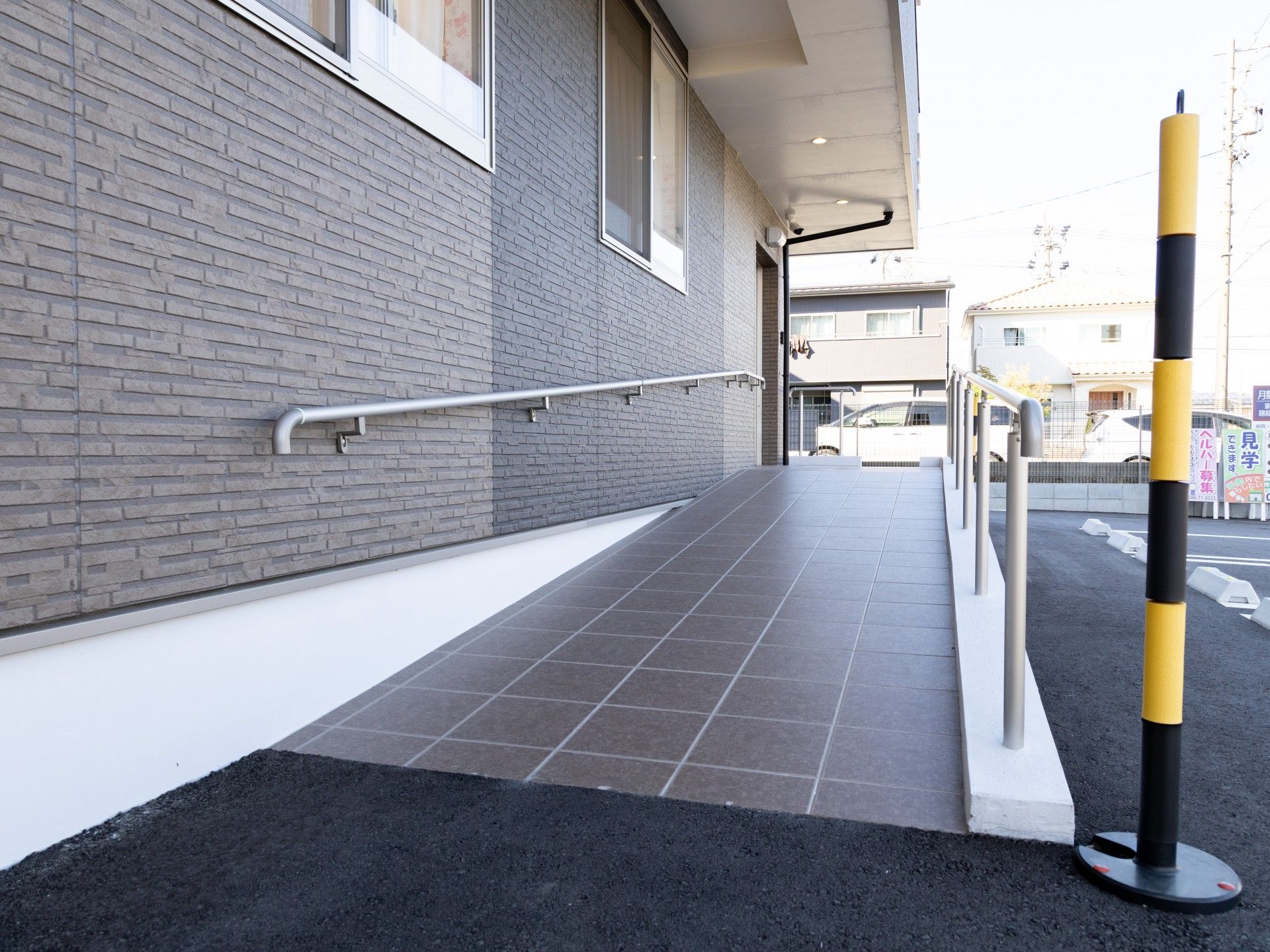 バリアフリーの入口通路