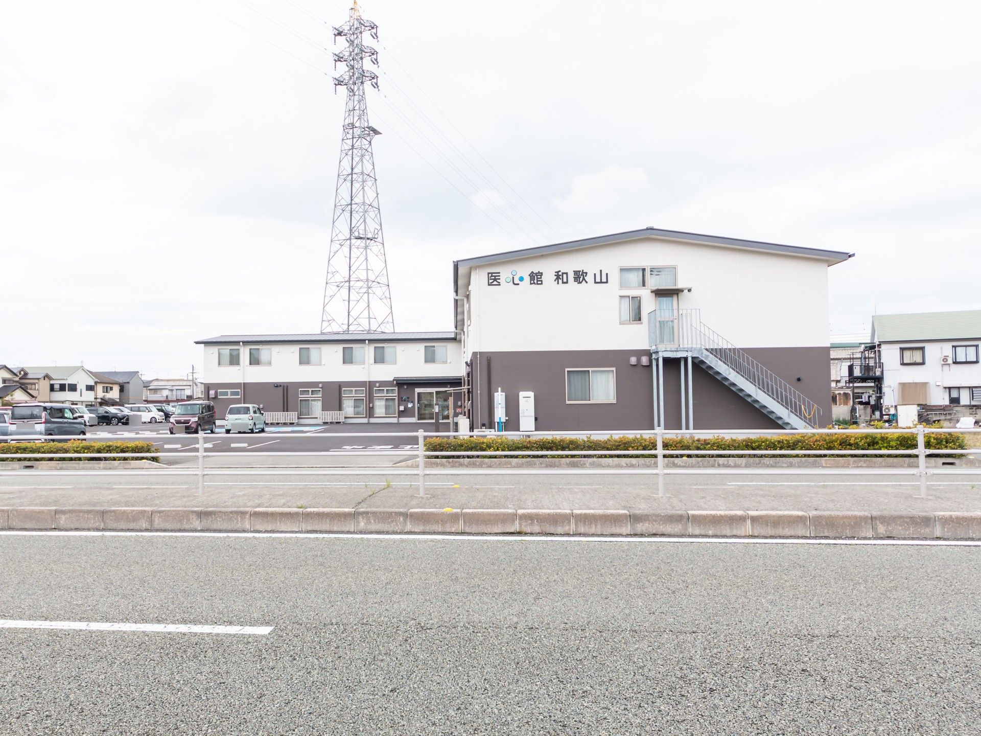 広い駐車場の建物