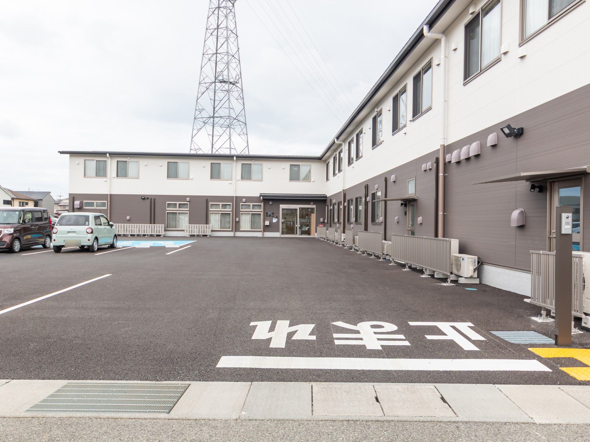 駐車場と建物の外観